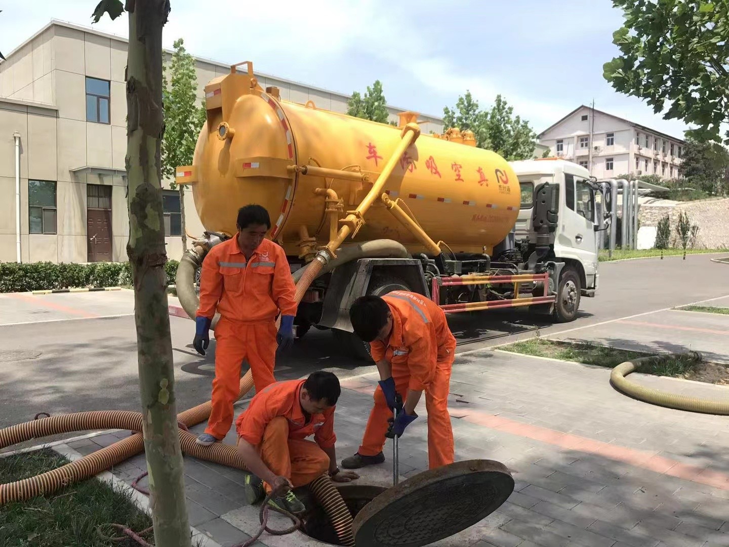 青州管道疏通车停在窨井附近