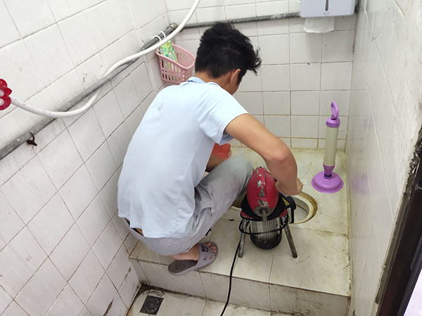 青州管道堵塞冒臭气 专业师傅现场解决问题